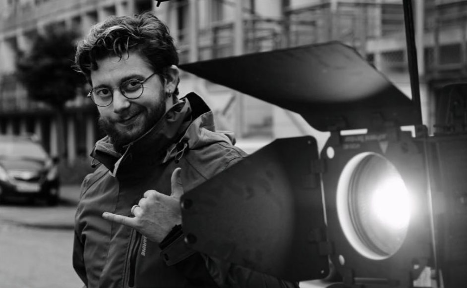 Sort-hvid: Anders ved en fresnel-lampe på location