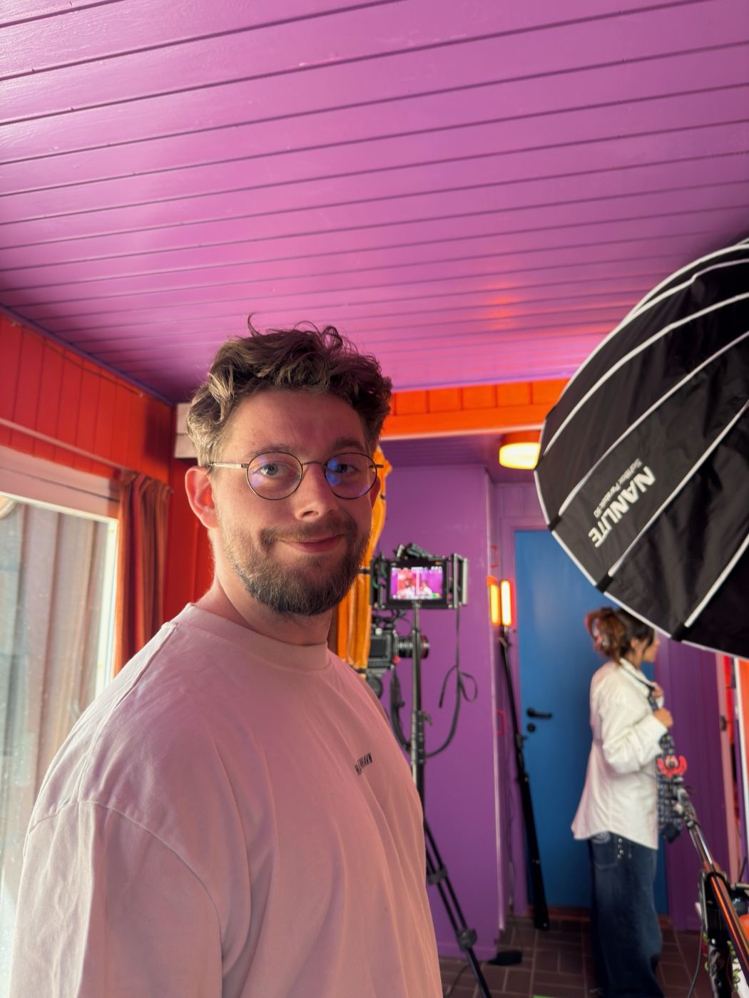 Set i et lilla rum med softbox og monitor