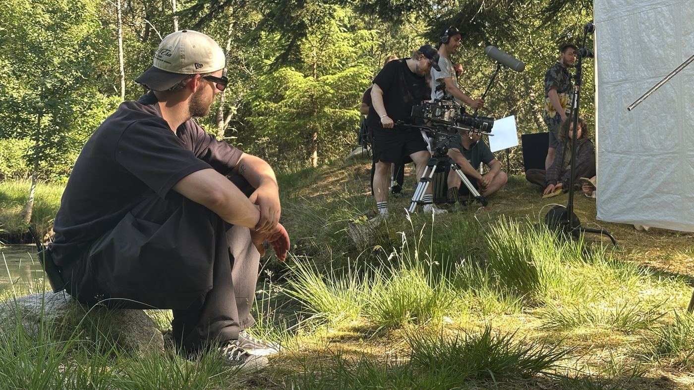 Holdet filmer ved en sø med en stor diffusion